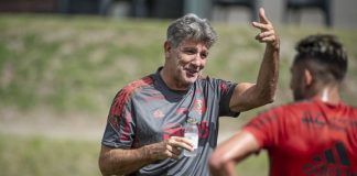 renato gaúcho gesticula em treino do flamengo