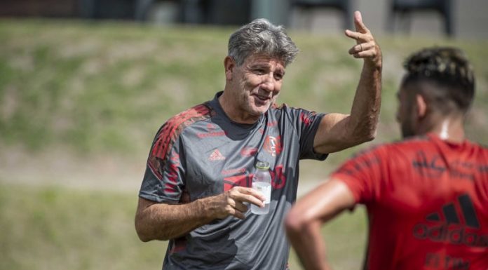 renato gaúcho gesticula em treino do flamengo