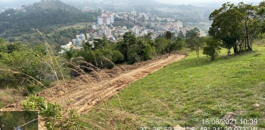 loteamento clandestino com via aberta em topo de morro no bairro pantanal florianópolis