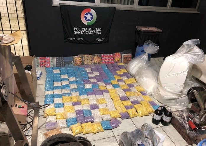 Polícia fecha laboratório e apreende mais de 230 mil comprimidos de entorpecentes ecstasy e MDMA