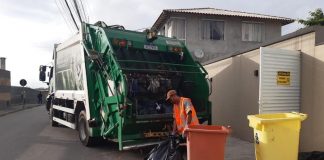 gari manejando contentores atrás de caminhão de lixo - Biguaçu amplia coletas de resíduos recicláveis