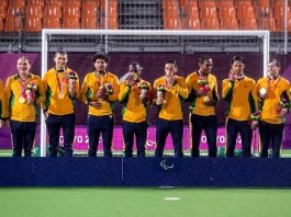 Jogadores brasileiros do futebol de 5 exibem orgulhosos a medalha de ouro conquistada nas Paralimpíadas de Tóquio