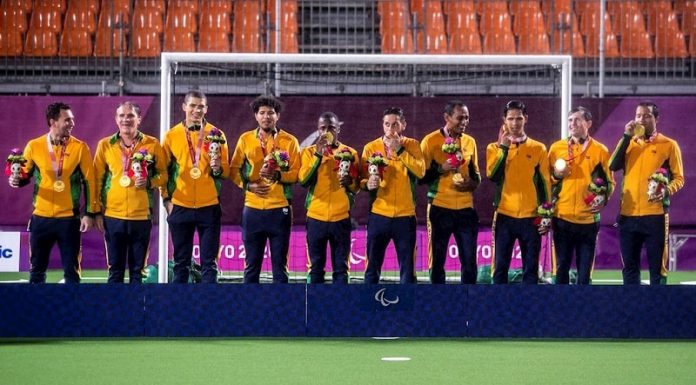 Jogadores brasileiros do futebol de 5 exibem orgulhosos a medalha de ouro conquistada nas Paralimpíadas de Tóquio