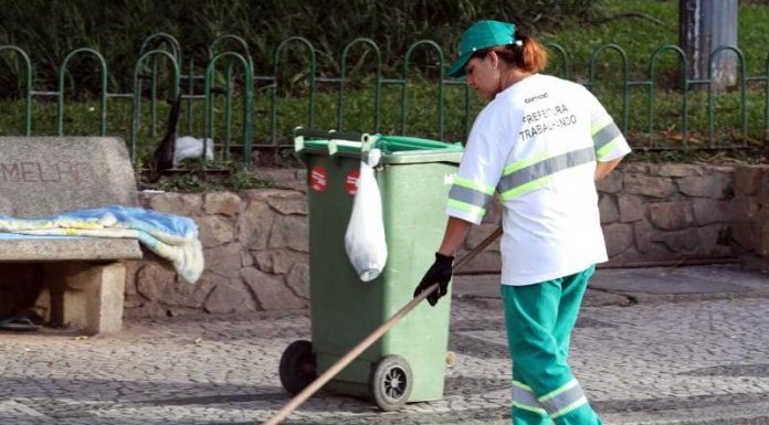 margarida (gari mulher) varrendo calçada da praça xv em florianópolis - TCE recomenda suspender edital de “zeladores urbanos” em Florianópolis