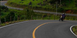 moto passando em estrada nova de pista simples - Estradas estaduais estão dentro do estudo federal para concessão de rodovias