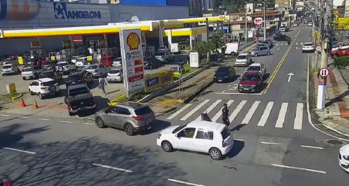 filas em postos de combustiveis florianopolis - ssp fila de carros para acessar posto de combustível em florianópolis