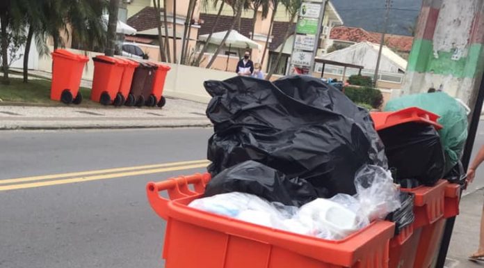 Lixo orgânico não é recolhido há mais de uma semana em ruas do Rio Vermelho