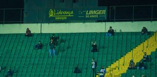 poucos torcedores do figueirense an arquibancada do estádio orlando scarpelli