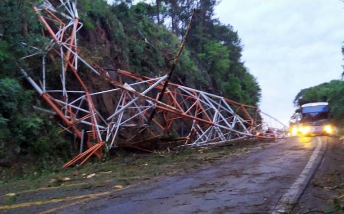 Torre de emissora de rádio desaba na BR-282 em Xaxim - estrutura colapsada sobre meia pista da rodovia em trecho ligeiramente curvo e com paradão de pedra ao lado