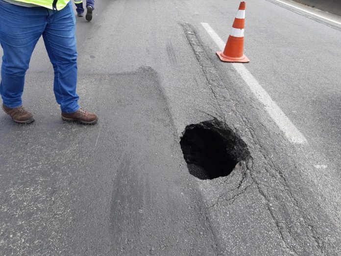 Parte do pavimento da BR 101 em São José cedeu; concessionária trabalha para fechamento emergencial