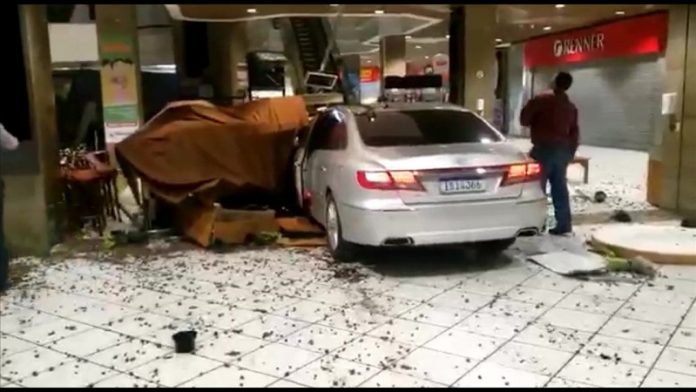 Motorista invade shopping beiramar, em florianópolis, de madrugada e destrói quiosque; tinha direito de dirigir suspenso