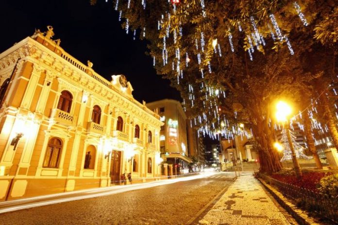 Cabeceira da Ponte Hercílio Luz e a Praça XV de Novembro serão os principais cenários de apresentações na capital