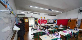 professora em sala de aula com alunos afastados e todos de máscara - descompactaçaõ da tabela do magistério em pauta em santa catarina