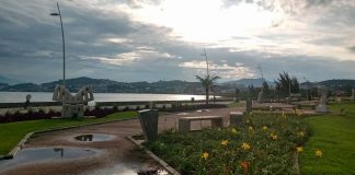 jardim das esculturas no calçadão da av. beira-mar de são josé com cidade ao fundo