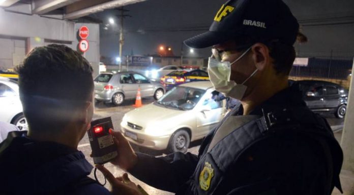 Combate à embriaguez flagra 45 motoristas sob efeito de álcool em fiscalização nesta madrugada na BR 101 em Palhoça