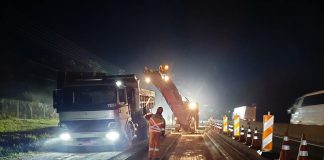 cominhões e máquinas na pista em obra de asfaltamente noturna -Marginal da BR-101 em Palhoça passa por obras noturnas