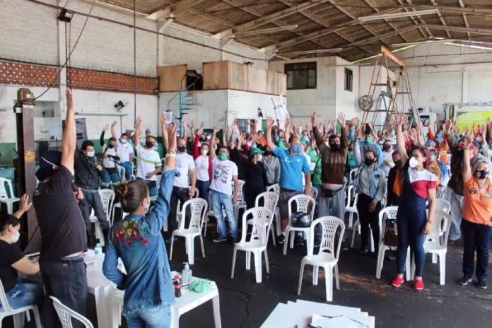 sindicalista em reunião de pé com os braços levantados - Sindicato indica que fará nova greve na Comcap