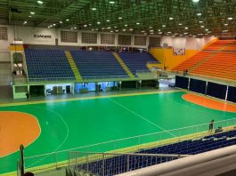 arena do centro multiuso de são josé - ao centro quadra vazia e em volta arquibancadas