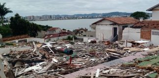 entulhos do antigo coleginho de são josé espalhados na área; parte de igreja do bonfim ao lado; ao fundo beira-mar de são josé