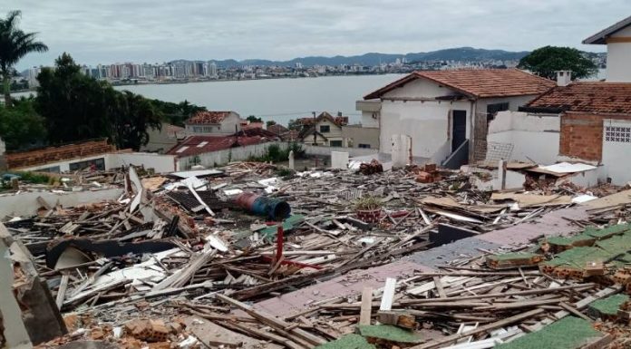 entulhos do antigo coleginho de são josé espalhados na área; parte de igreja do bonfim ao lado; ao fundo beira-mar de são josé