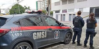 dois agentes da gmsj de costas para foto - Guarda de São José salva garota de 13 anos pendurada no terceiro andar de prédio