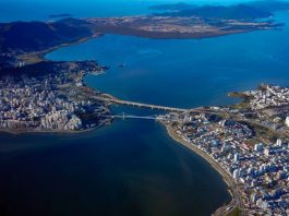 Grande Florianópolis - vista aérea das pontes com ilha e continente e grande parte da foto ocupada pelo mar