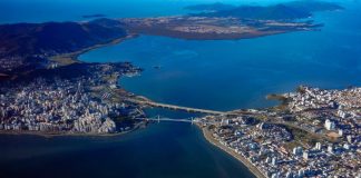 Grande Florianópolis - vista aérea das pontes com ilha e continente e grande parte da foto ocupada pelo mar