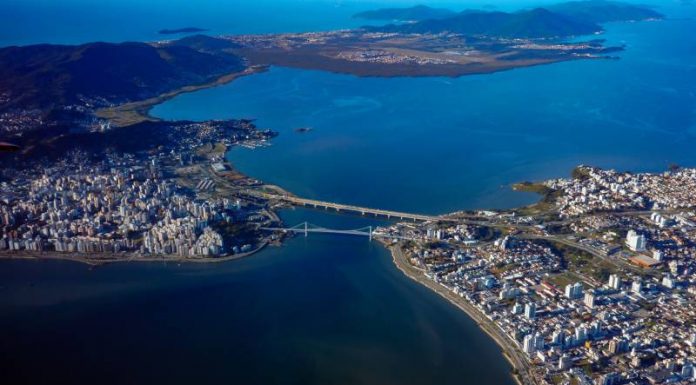 Grande Florianópolis - vista aérea das pontes com ilha e continente e grande parte da foto ocupada pelo mar