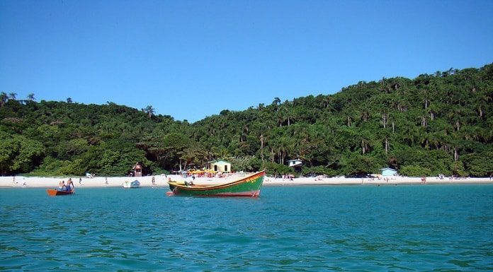 barco em frente à ilha do campeche