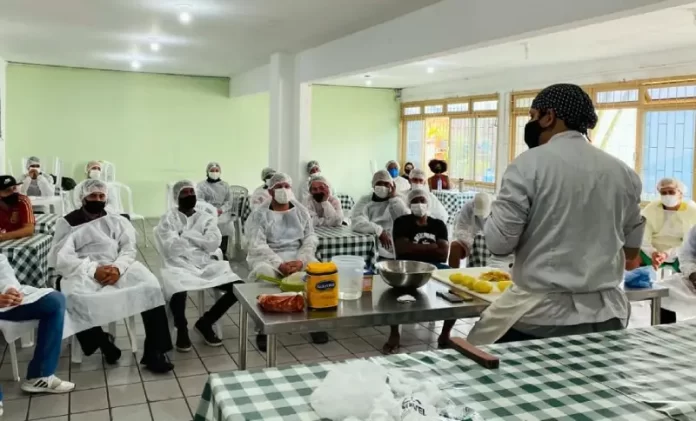 Pessoas em situação de rua na capital se formam em cursos profissionalizantes