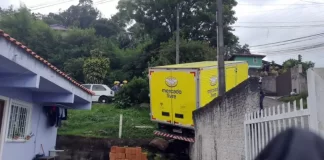 Caminhão fica preso em muro de residência em São José