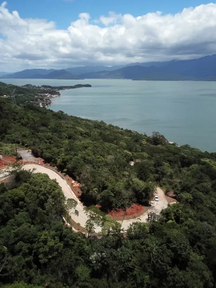 Estrada Francisco Thomas dos Santos - ribeirão da ilha ao fundo