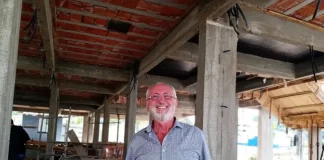 presidente da apae de são josé, antônio hillesheim posa sorridente para a foto na obra de expansão da unidade