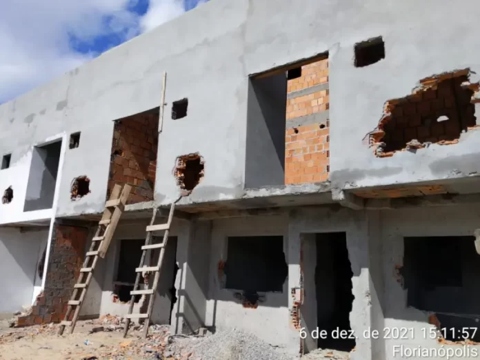 apartamentos parcialmente demolidos no norte da ilha