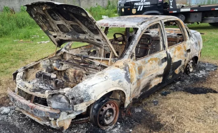 chevrolet corsa sedan destruído pelo fogo em área aberta - Carro é incendiado no bairro Forquilhinha e polícia busca por possível vítima