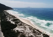 foto aérea da praia dos ingleses - verão começa com influência da la niña e alerta de temporal em sc