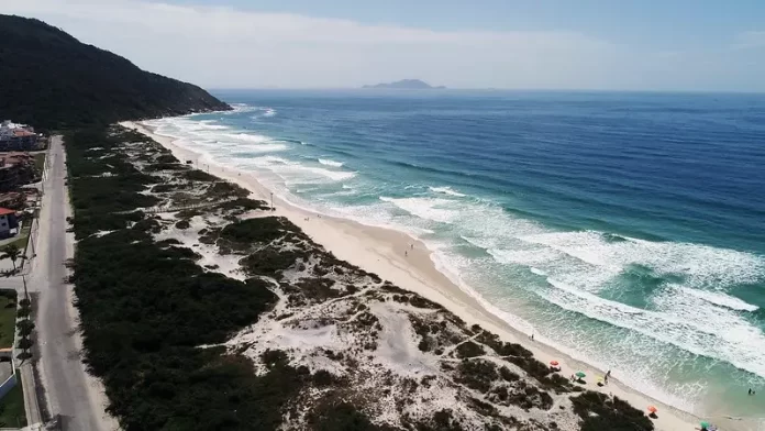 foto aérea da praia dos ingleses - verão começa com influência da la niña e alerta de temporal em sc