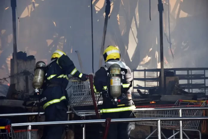 Bombeiros seguem no rescaldo do supermercado; estrutura pode desabar