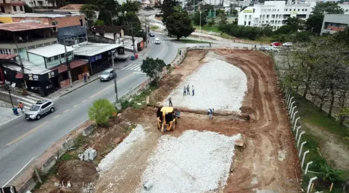 Contrato da obra da Rua Edu Vieira é rescindido pela terceira vez | foto de trator em área de obra e rua ao lado