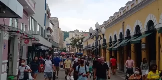 movimentação de pessoas na rua conselheiro mafra no centro de florianópolis