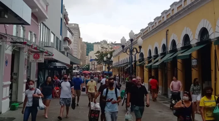 movimentação de pessoas na rua conselheiro mafra no centro de florianópolis