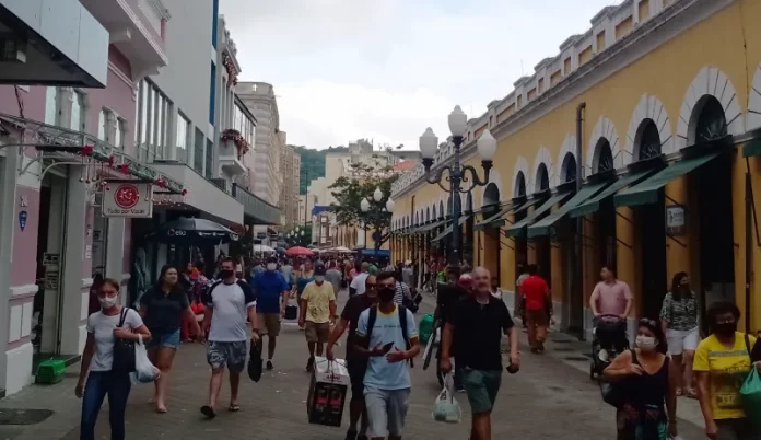 movimentação de pessoas na rua conselheiro mafra no centro de florianópolis