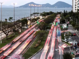 carros passando na beira-mar deixam rastro de luz; mar ao fundo - Prefeitura de Florianópolis apresenta Plano Diretor em audiência pública