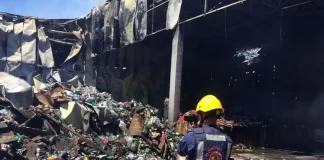 bombeiros trabalham na extinção de focos de incêndio em supermercado