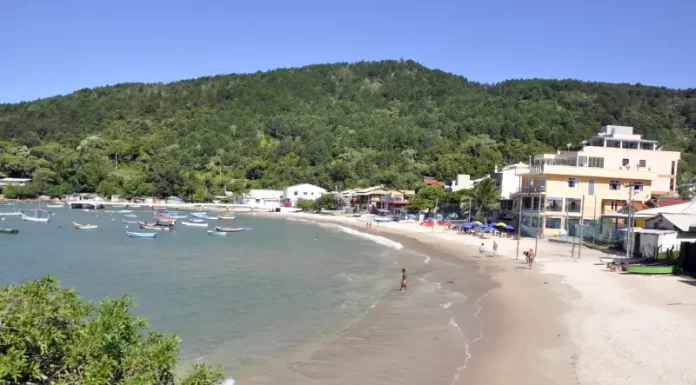 Praia de Ganchos de fora em Governador Celso Ramos