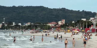 pessoas na praia em florianópolis