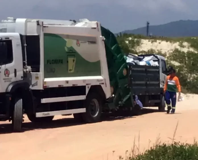 caminhões de lixo fazendo transbordo dentro do parque do santinho