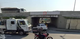 carro entrando no túnel do roçado e moto e caminhão passando na marginal - Concessionária proíbe passagem da Av. Delamar para o túnel do Roçado, em São José