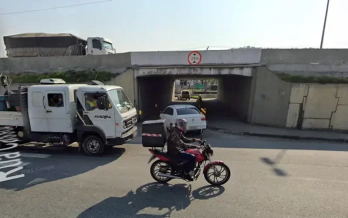 carro entrando no túnel do roçado e moto e caminhão passando na marginal - Concessionária proíbe passagem da Av. Delamar para o túnel do Roçado, em São José