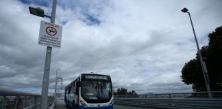 ônibus passando pela ponte hercílio luz